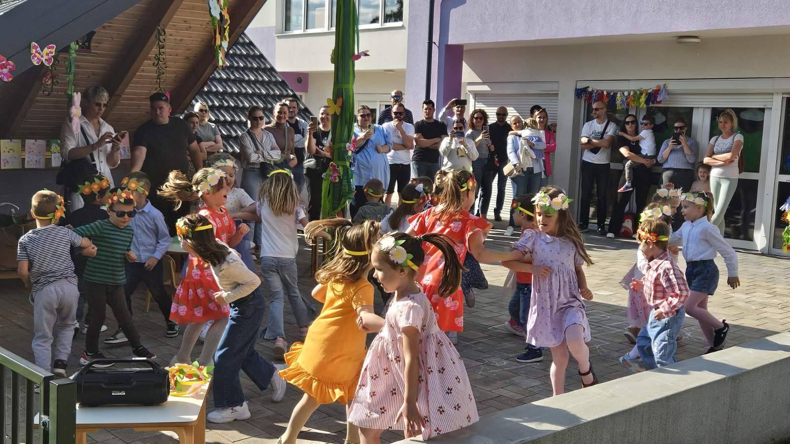 Obilježavanje obiteljskog dana u DV Fijolica 01