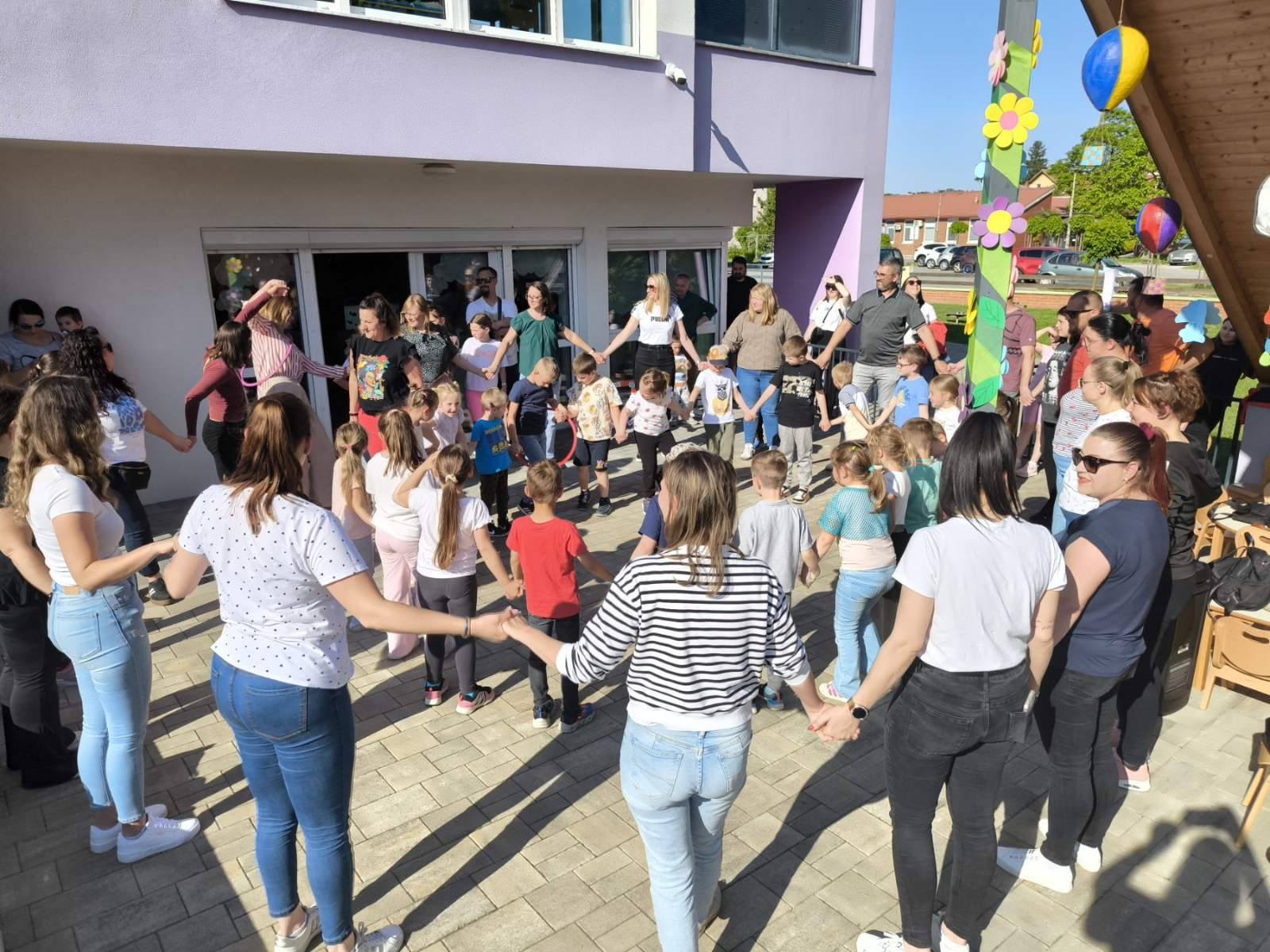 Obilježavanje obiteljskog dana u DV Fijolica 01