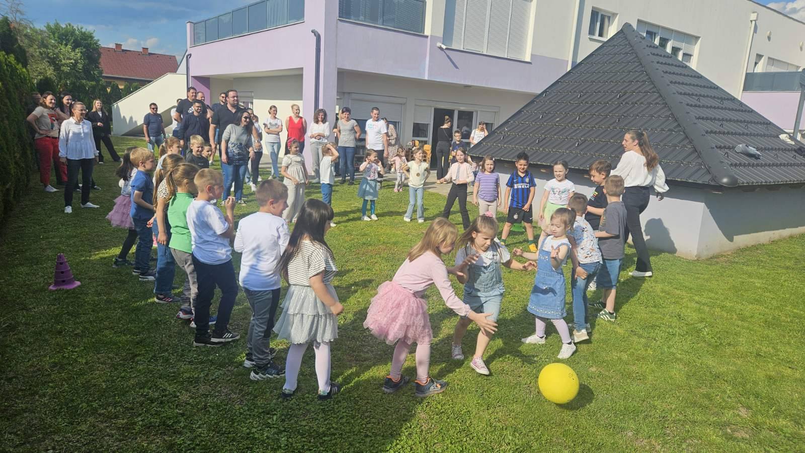 Obilježavanje obiteljskog dana u DV Fijolica 01